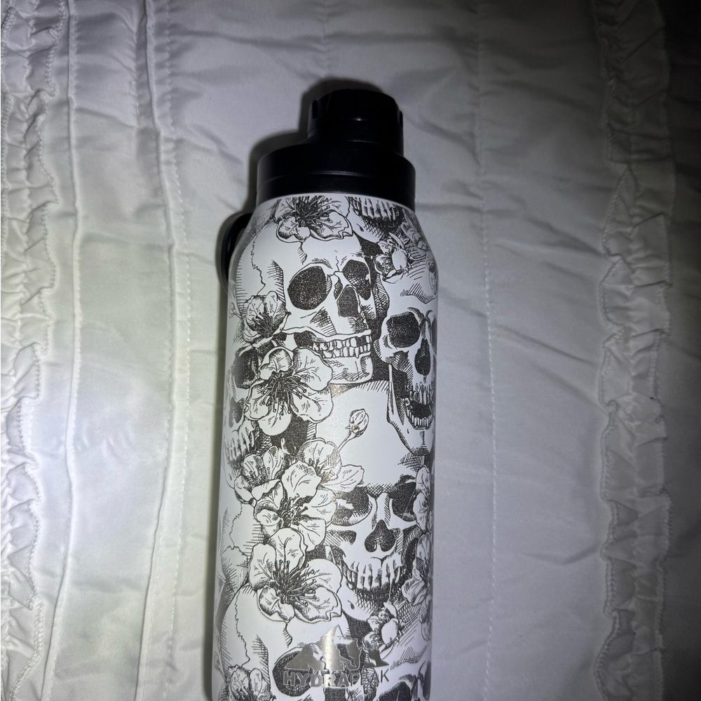 HYDRAPEAK Black and White Skull Design Water Bottle